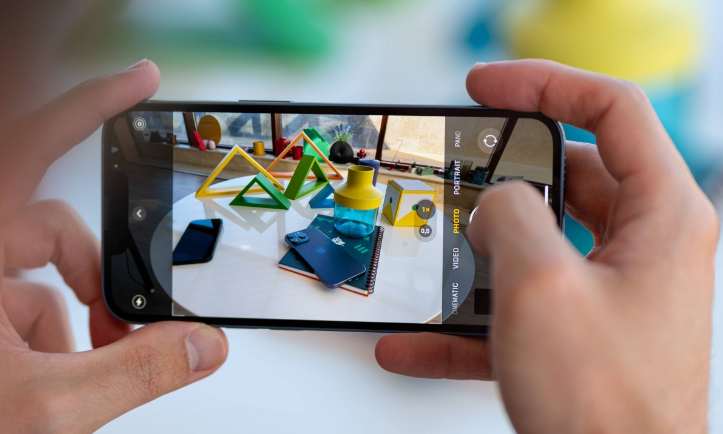 آیفون SE با نمایشگر OLED !