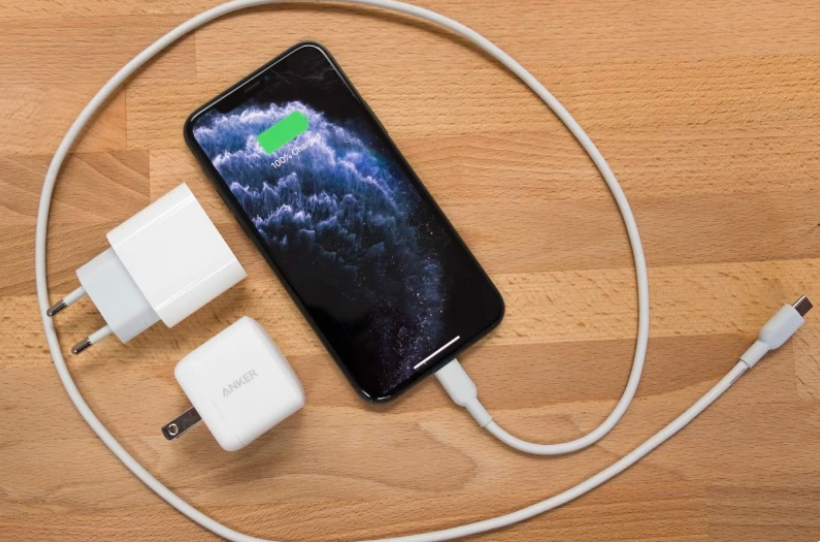 ممنوعیت فروش آیفون بدون شارژر !